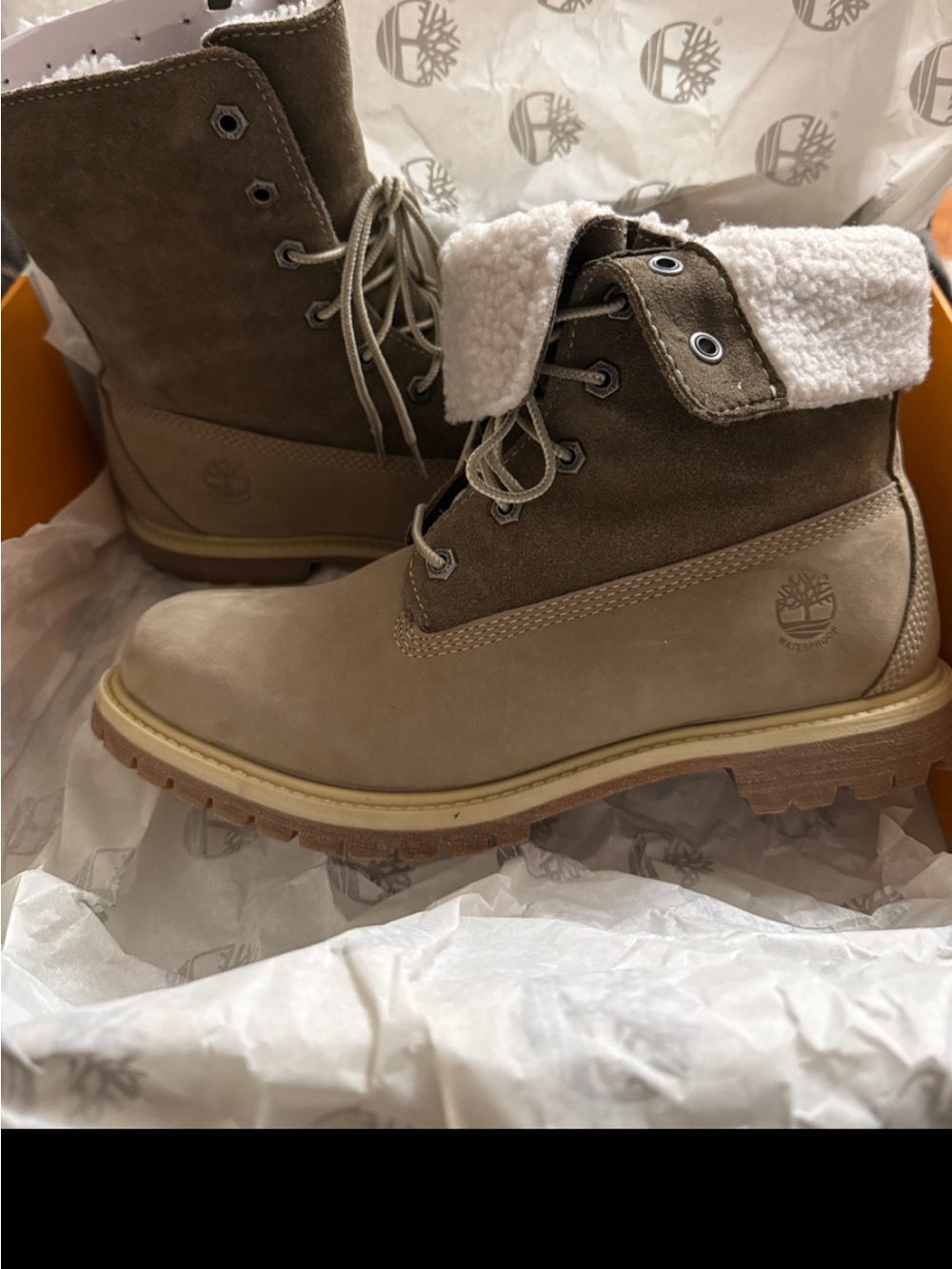 Timberland Women's Two-Tone Tan Suede & Nubuck Lace-Up Boot - Picture 2 of 4